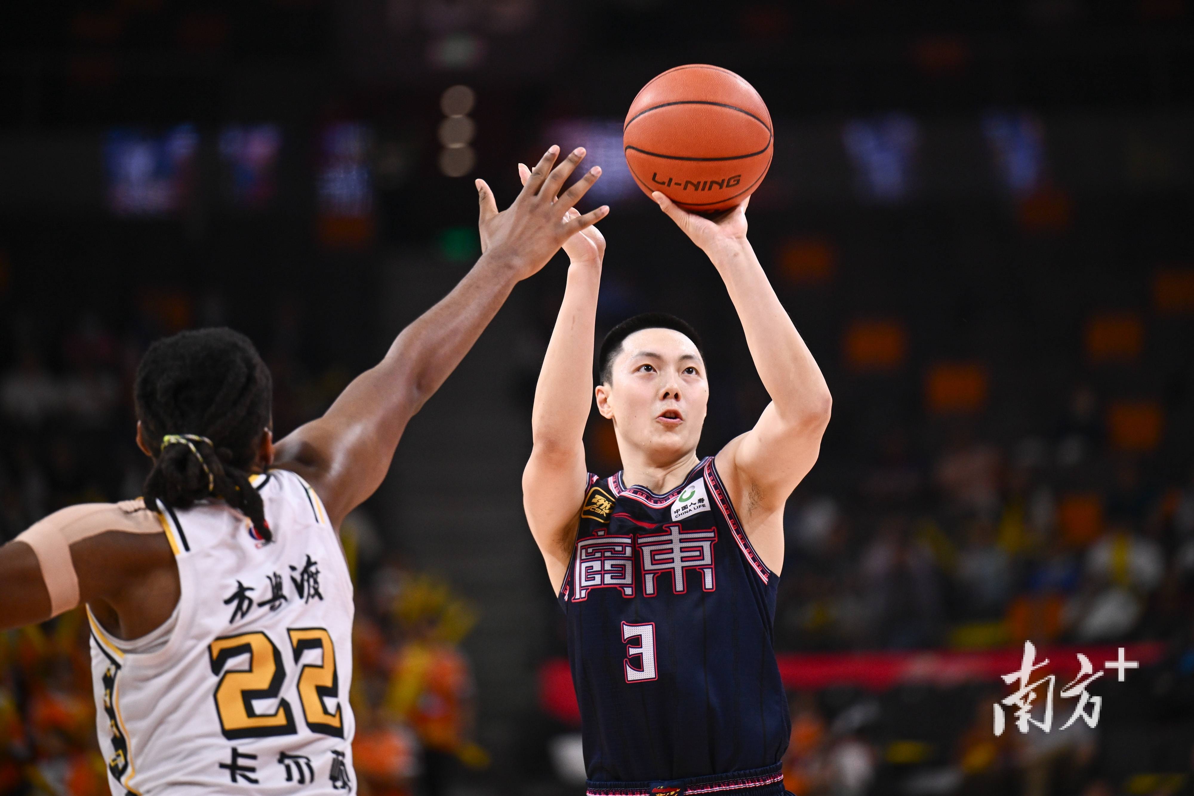 里程碑夜广东宏远调整名单，CBA常规赛冲刺阶段刷纪录，球迷炸锅，数据趋势出现新变化的简单介绍