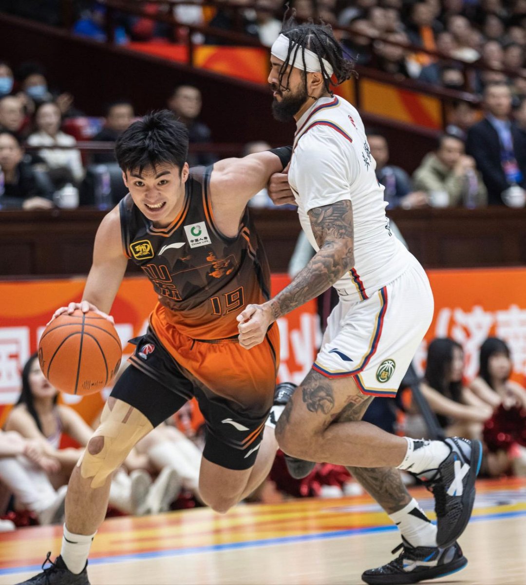 清晨突围战来临；广厦男篮围绕意甲造点机会；震撼外界；赛程密集仍需轮换(围猎20集全免费完整版)